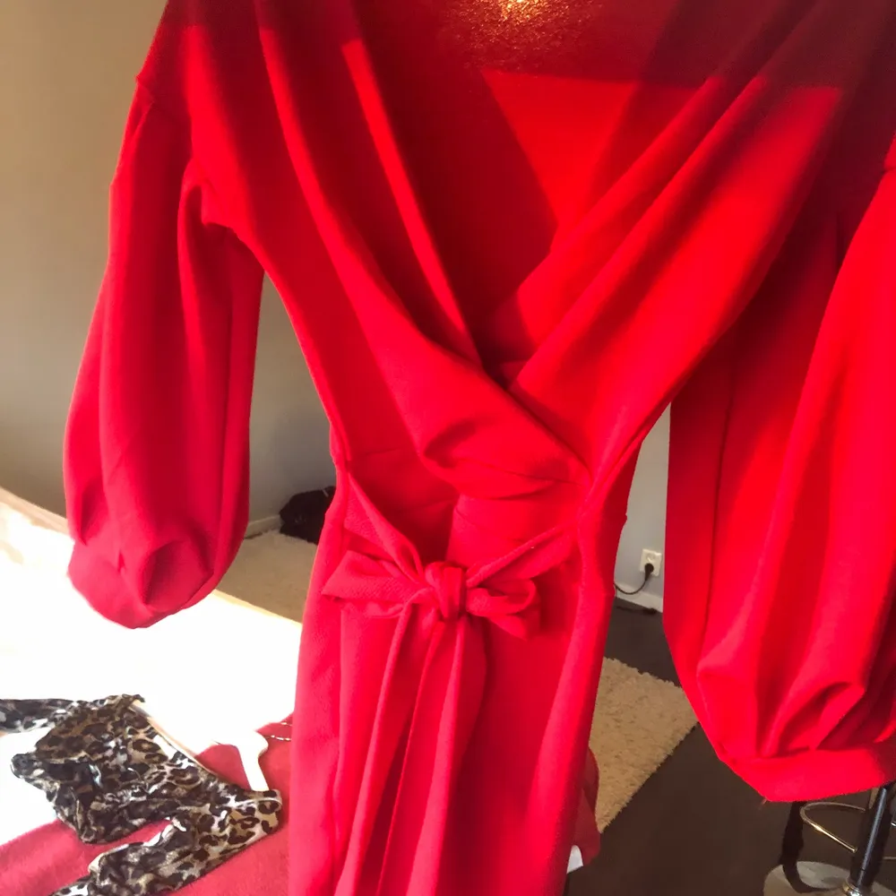 Röd klänning från Boohoo, använd en gång. Säljs pågrund av att den ej används längre.. Klänningar.