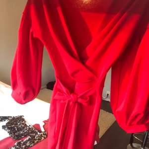Röd klänning från Boohoo, använd en gång. Säljs pågrund av att den ej används längre.