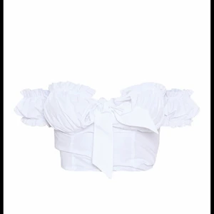 Vit topp - Helt ny oanvänd topp som tyvärr var för liten för mig. Toppen är vit och är i storlek xxs/xs men är liten i storlek. Toppen funkar till både jeans och kjol, passar perfekt nu till sommaren. 