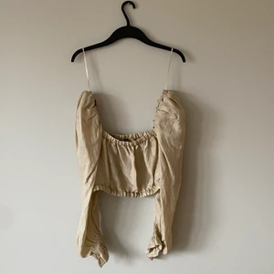 Croppad beige topp! - SVINSNYGG beige croppad topp som tyvärr är för liten för mig😅  Har ”puffärmar” och slutar under brösten ungefär, storlek L! Köpt från Zara för ca 400 kr, säljer för 150 + frakt💕💜