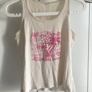 Vintage linne - ⚡️SÄLJER IGEN PGA OSERIÖS KÖPARE⚡️ säljer mitt jättejättefina vintage linne, den passar perfekt till en fin kjol eller ett par coola jeans.💕 står inte på linnet vilken storlek men passar mig som har storlek S/M⚡️ budet börjar på 120kr och höjs med 10kr för varje bud💕💕 BUDA!!!( LEDANDE BUD PÅ 150kr)