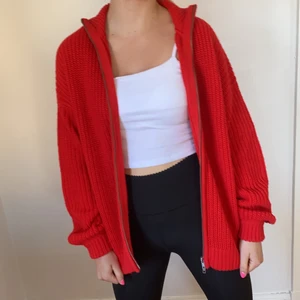 NA-KD Kofta röd - As snygg röd stickad kofta med två dragkedjor🍎. Buda i kommentarerna från 80kr. Köparen står för frakten. 