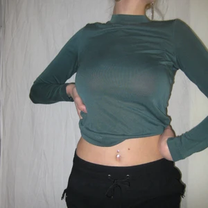 Polotröja - Polotröja från Monki. Passar st xs/s. Det är ett litet hål i armen men annars är tröjan i bra skick! Köparen står själv för frakten eller så möts vi upp i Sthlm🌹