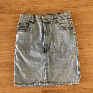 Jeans kjol - Ljusblå jeans kjol. Strl:34! Köparen står för fraktkostnaden😊