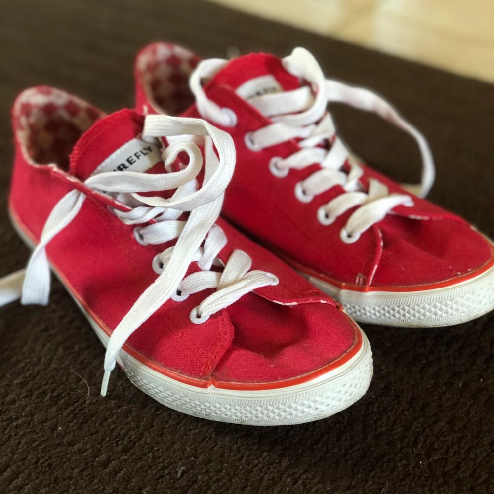 Röda sneakers i tyg - Skor | Plick Second Hand