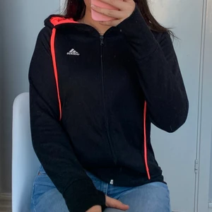 Adidas hoodie - Hoodie från Adidas med dragkedja, neonrosa detaljer och tumhål, strl S. Meddela mig för fler bilder eller frågor💞