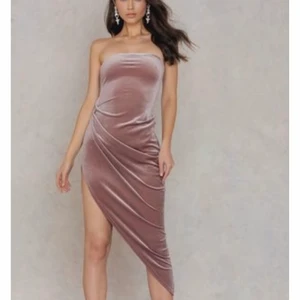 Rebecca Stella klänning - Säljer en oanvänd klänning från Rebecca Stella i storlek L köpte fel storlek så endast testad!! Finns i älvsjö 