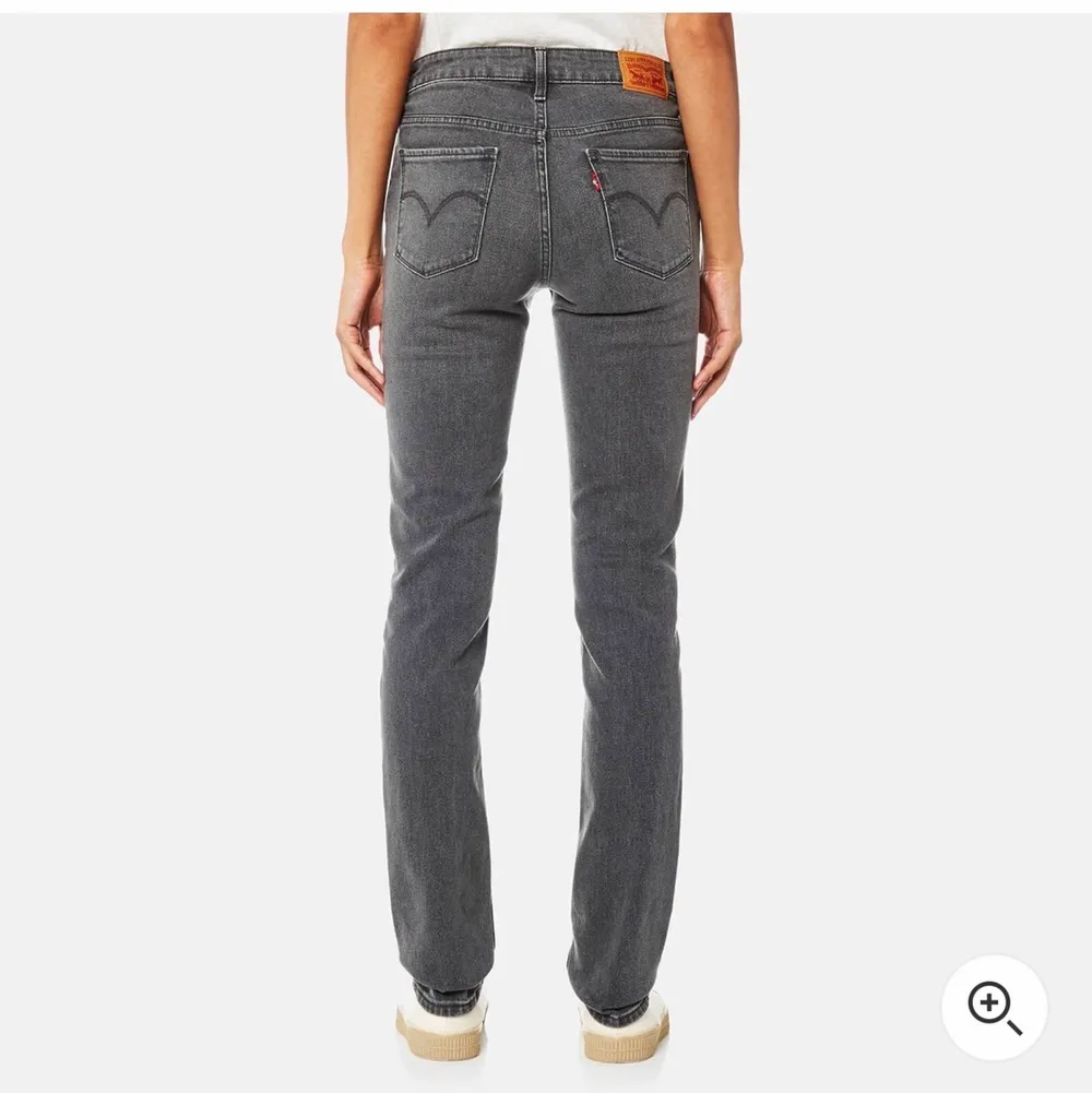Premiumjeans från Levis i nyskick. Säljer pga för stora❤️❤️❤️❤️ nypris ligger på 900kr🥰. Jeans & Byxor.