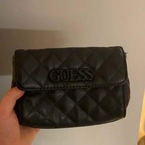 Märkes midjeväska - Midje väska från märket guess, fåtal använd och mycket gott skick! Skärp medföljds ej. nypris 800kr. Köparen betalar frakten