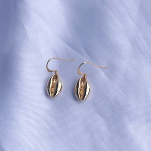 Örhängen  - Snäckörhängen (nickelfria) 🐚🤍  - 49 kr ✨  - frakt på 15 kr tillkommer 🤍  Kontakta mig vid frågor eller köp! 🥰