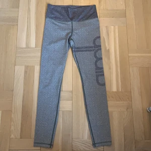 Aim’n signature thights gröna - Gröna Aim’n signature träningsthights i storlek xs. Originalpriset är runt 600 kr. Använda 1 gång, de är som nya! Säljer på grund av att de blivit för små. 