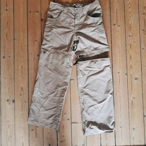 Beige vandringsbyxor 🌳  - 🌳 Det blev ingen vandrare av mig. Därav: vandrarbyxor! Lätta och härliga. Beiga från Northface. Märkta L men det är juniorstorlek, motsvarar XS. Går lätt att göra till shorts med dragkedjelösning - perfekt. Endast använda 1 gång, finfint skick. Obs hela andra byxbenet ingår 😅 Pris: 120 kr plus 66 kr i spårbar fraktavgift