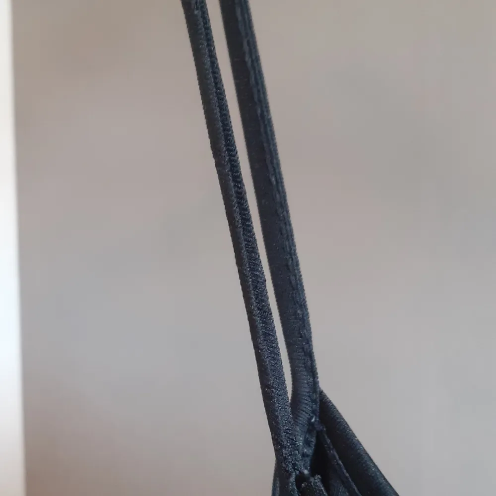 Suuperfin svart slip dress köpt secondhand! Tyvärr har den några defekter (bild 2 o 3) o prislappen är borta men skulle säga att den är i strl M!😁. Klänningar.