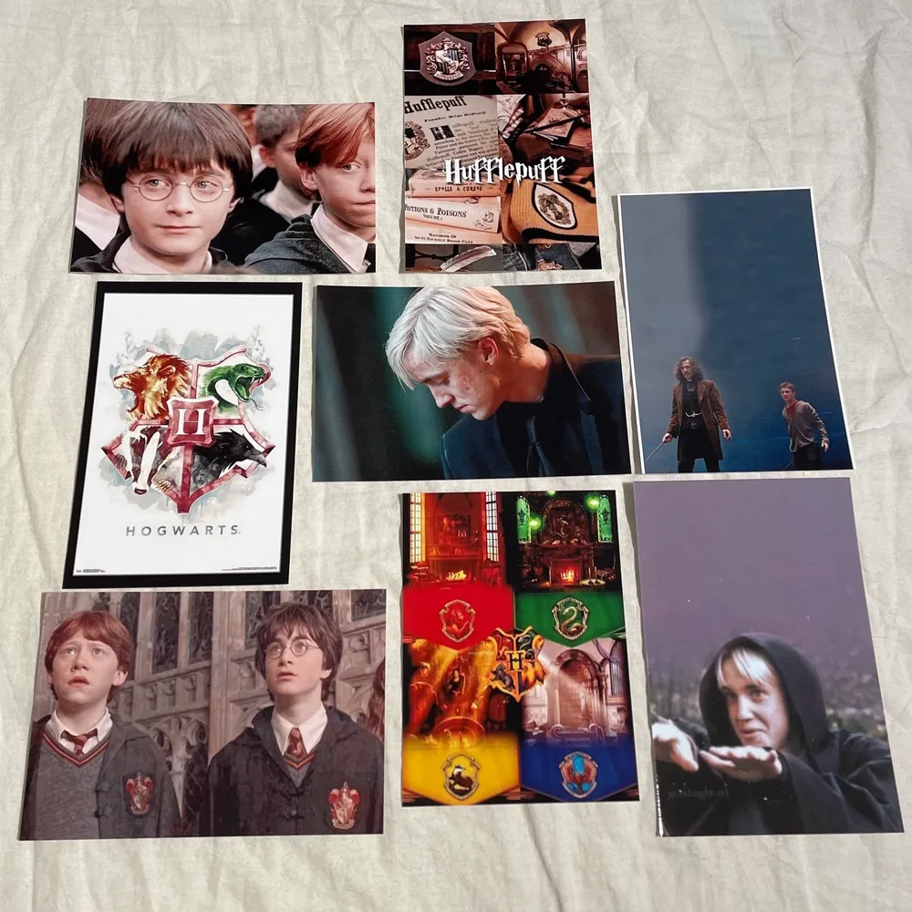 Harry Potter foton som är 15x10 cm stora. Fotona är styva glansiga och alltså inget vanligt papper. 10kr st👓🎩. Jeans & Byxor.