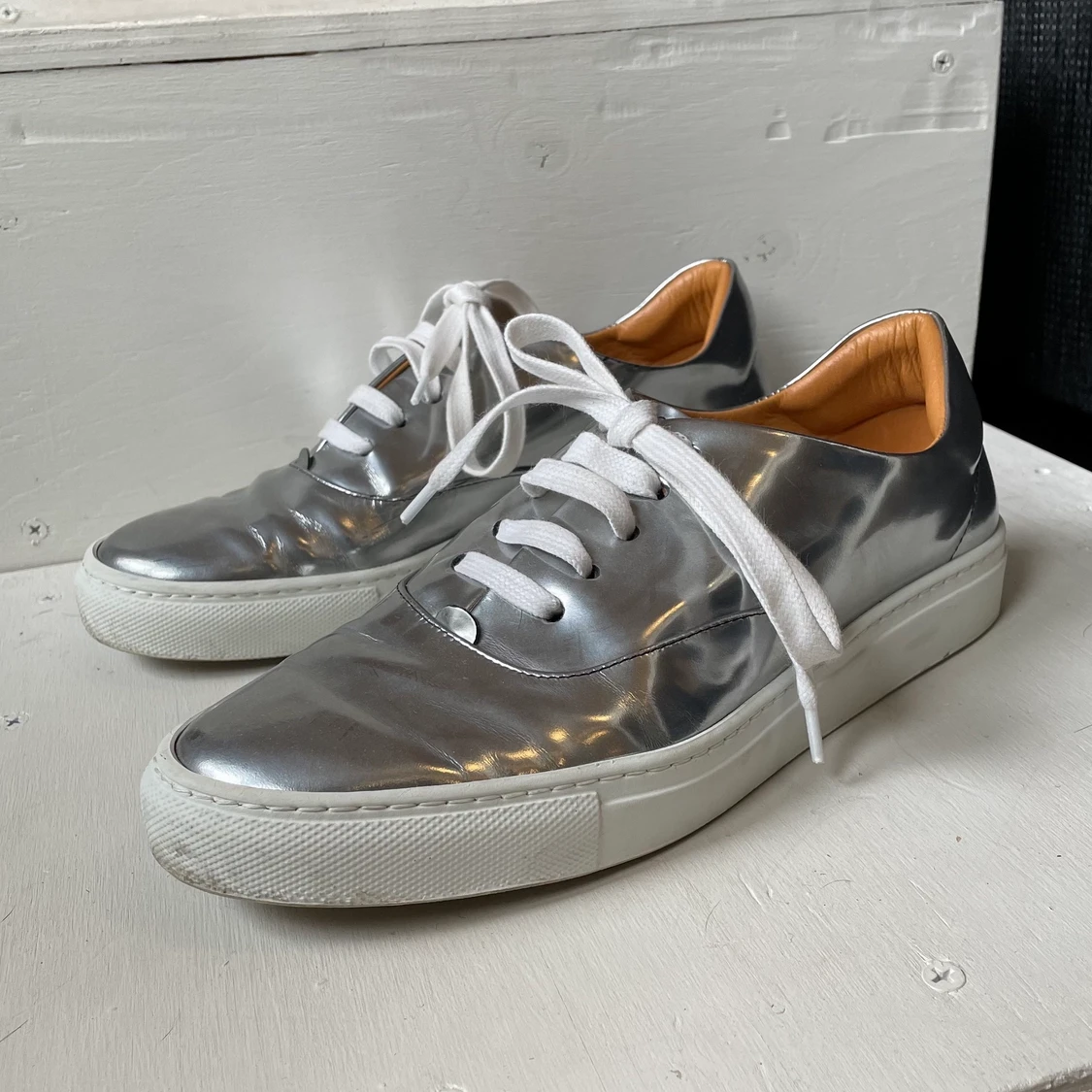 Silvriga skor från & other stories