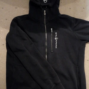 Sail racing kofta storlek M - En marinblå Sail racing kofta i storlek M fast den är mer som L-XL, har haft den i cirka ett år men har inte använt på grund av att den är stor på mig därför vill jag sälja den för 200kr