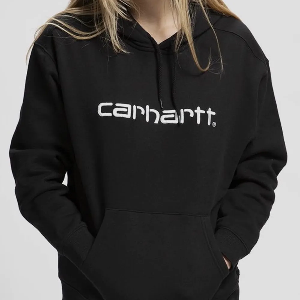 Super fet carhartt hoodie som knappt är använd!  Nypris 1095:- på zalando, Mitt pris 550!! Snygg nu till våren med en väst🤩. Hoodies.