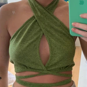 Grön topp - Buda på denna fina topp i kommentarerna (höj med minst 10), aldrig använd ❤️ Frakt på 45 kr tillkommer eller kan ev mötas upp i Gbg. Jag köpte den för 90 kr + tull och frakt för ca 100 kr. SLUTAR: LÖRDAG KL 11