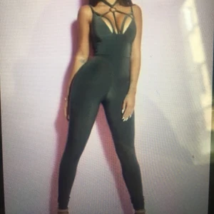 Rebecca Stella Harness Catsuit i nyskick  - Säljer nu typ det snyggaste plagget jag äger då den inte kommer till användning trots att jag aldrig känt mig så snygg som i denna catsuit. Använd en gång alltså i nyskick, kunde inte hitta nån bättre bild på den i just denna färg då den inte längre går att köpa. Stl M men väldigt stretchig så kan passa en L också beroende på kroppstyp. 250kr, snabb affär prioriteras