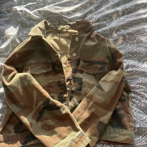 Jeans jacka från gina tricot - Används  inte då den är för stor. Kan både fraktas och hämtad upp. Ni står för frakt