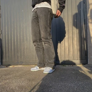 Vintage Jeans - Grå Vintage Jeans i bra skick. Rak passform med lite vidare öppning längst ner. Passar ca 32 i midjan