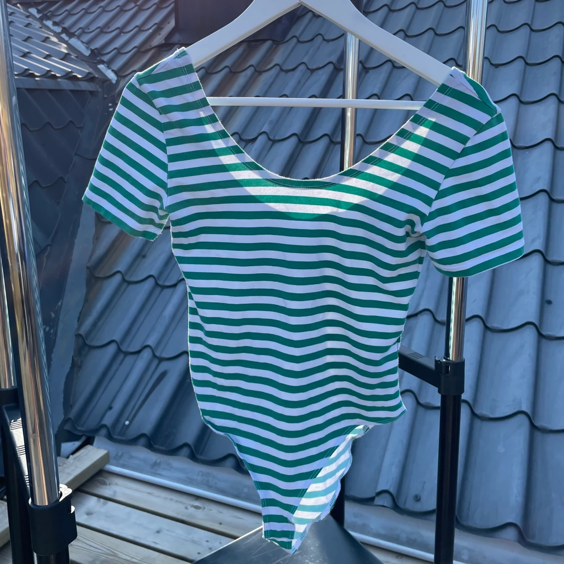 Randig grönvit body - 90