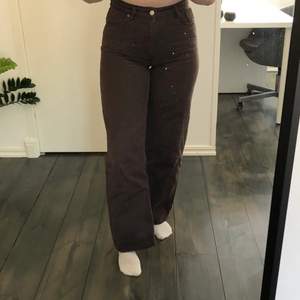 Jättefina bruna jeans från monki, modellen YOKO som kostar 400kr nya. Storlek 29, passar perfekt på mig som brukar ha storlek 38 i jeans. Bra skick! Köparen står för frakten :) Skriv gärna privat för frågor eller fler bilder. Om fler är intresserade blir det budgivning!! 
