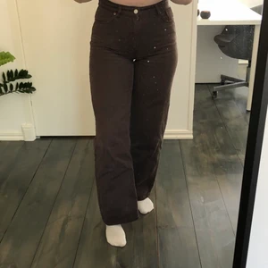 Jeans - Jättefina bruna jeans från monki, modellen YOKO som kostar 400kr nya. Storlek 29, passar perfekt på mig som brukar ha storlek 38 i jeans. Bra skick! Köparen står för frakten :) Skriv gärna privat för frågor eller fler bilder. Om fler är intresserade blir det budgivning!! 