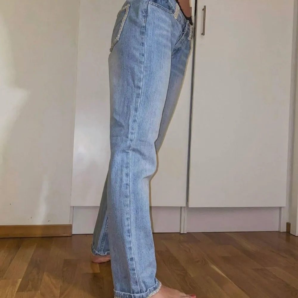 Säljer vidare dessa fina jeans jag köpte på tise. Var tyvärr för små för mig.. Jeans & Byxor.