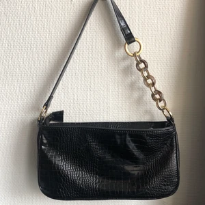 väska - väska från topshop!!! svart med ormskinnsmönster, såå fin och rätt rymlig för denna typ av väska✨✨😙 