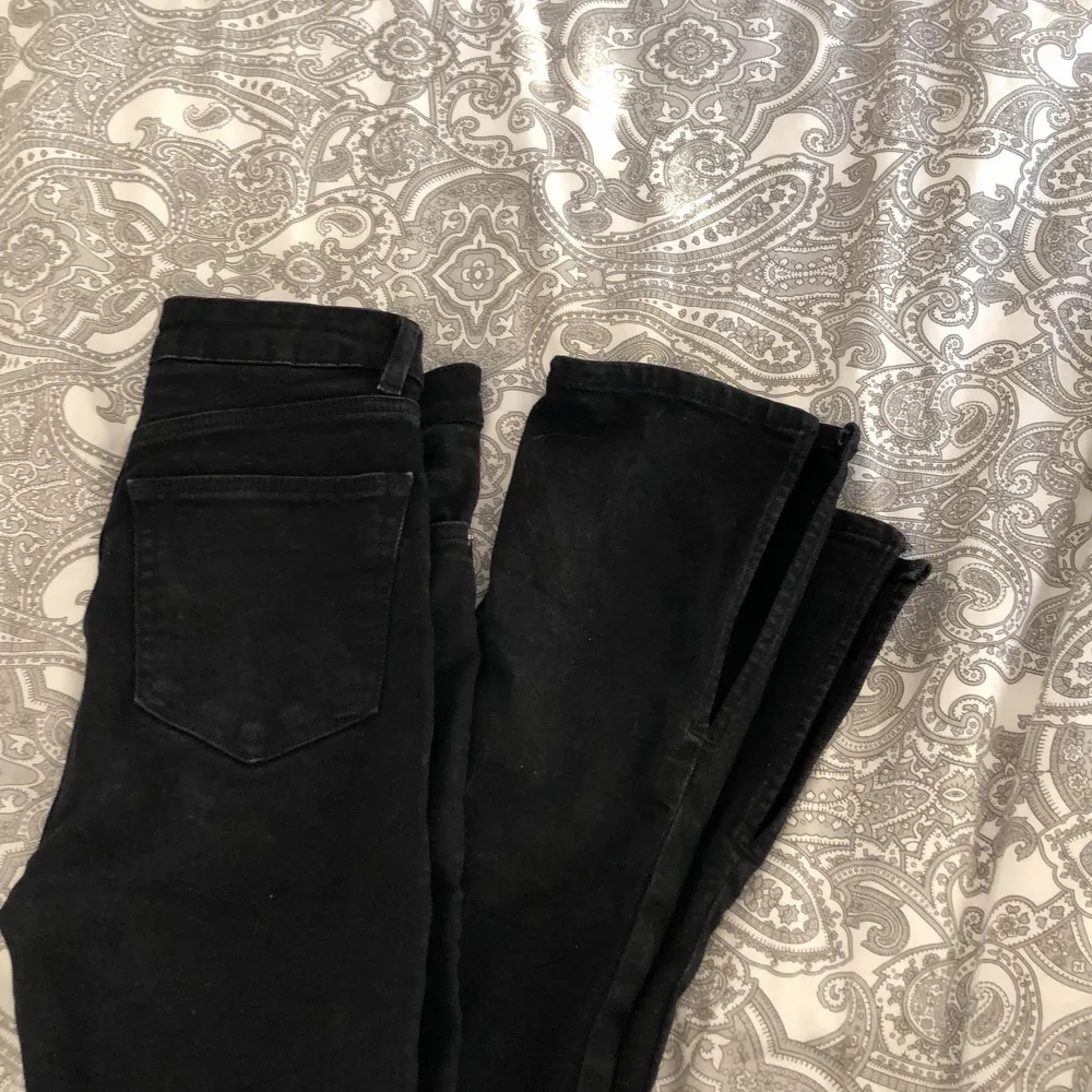 Svarta zara skinny split jeans,Använda fåtal gånger, . Jeans & Byxor.