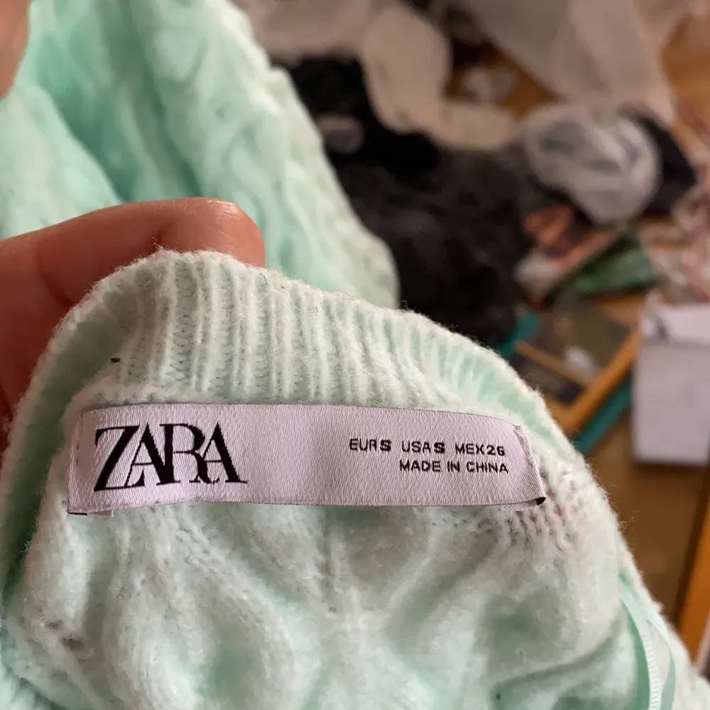 Såå fin stickad tröja från zara, älskar verkligen denna men kommer inte till andvändning längre. Den är i en ljusgrön/korallblå färg. De är tyvärr lite noppig (se bild 2) köparen står för frakten!. Stickat.