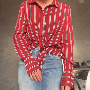 Skjorta strl 38 - Skjorta från NA-KD i storlek 38 använd men i fint skick! - Säljs för 50kr plus frakt 