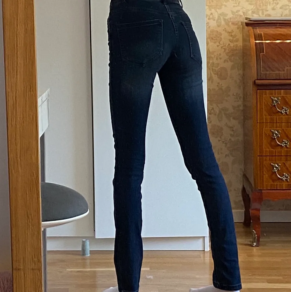 Superfina low waisted jeans i storlek W24 L32. De är köpta secondhand men är i mycket bra skick! Säljer då de blivit lite för små för mig:/. Jeans & Byxor.