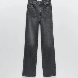 Zara jeans  - Säljer dom populära grå jeansen från zara! Dom är använda Max 3 gånger. Säljs pågrund av att dom inte kommer till användning!💜🤍💜🤍 lånade bilder💜 vill ni ha bilder när ja ha på mig dom skriv privat!💜 Ja är 169 lång!💜