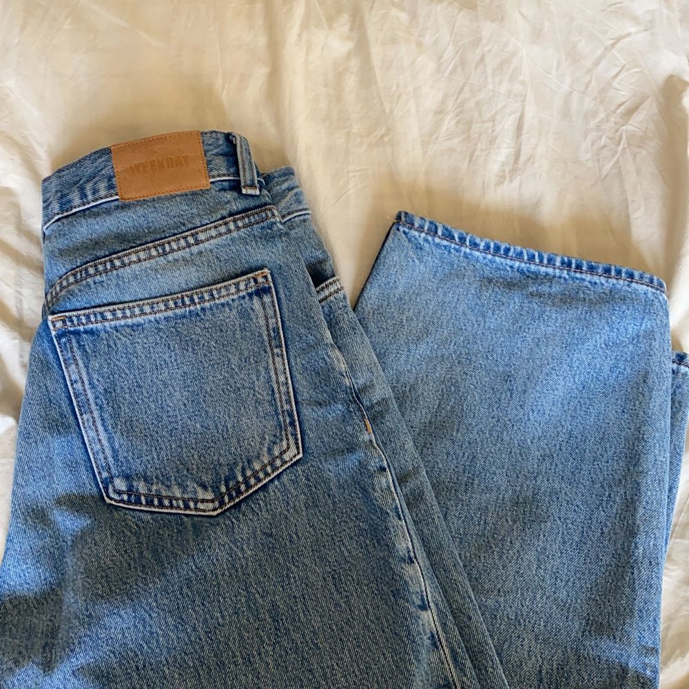 Säljer dessa jeans från Weekday. Endast använda en gång. Buda gärna privat!. Jeans & Byxor.