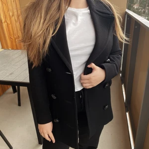 Kappa Massimo Dutti - Skönaste och snyggaste svarta kappan från Massimo Dutti i stolek 36. Säljer då den tyvärr blivit för liten (vilken syns på första bilden haha)🥲💕 Nypris ca 1600 kr, säljer för 680 kr + frakt 🥳💜