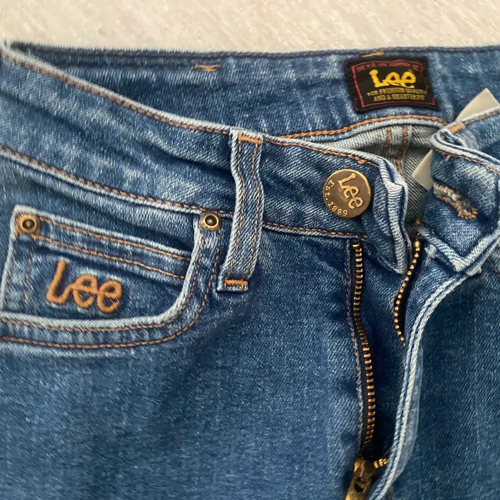 Fina Lee jeans i storlek xs, sitter mycket fint i midjan, formar kroppen. Nypris: 1000kr, knappt använda. Jeans & Byxor.