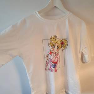 En ny och oanvänd t-shirt med Animeprint. T-Shirten är i världens mjukaste material och sitter bekvämt. Storleken är L men passar small och medium för storleken är inte oversized. Jag säljer dessa t-shirts för 100:- styck🌸 frakt tillkommer via Skicka Lätt.