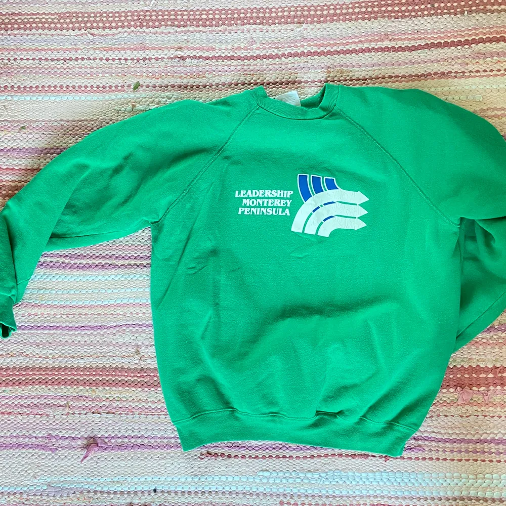 Min ärtgröna sweatshirt behöver ett nytt hem!! 💚. Tröjor & Koftor.