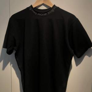 Svart T-shirt från Acne Studios, storlek S (passar M). Väldigt bra skick, använd ca 10 ggr. 