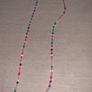 Halsband äkta kristaller - Säljer halsband, det är blandat med vanliga pärlor och kristaller ( rose quartz ) 