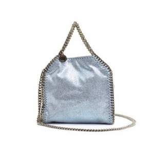 Söker efter en Stella väska falabella mini i blå/silver!