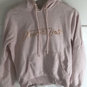Hoodie hm xs - Rosa hoodie med text från hm storlek xs. Passar xs-s och är i bra skick.