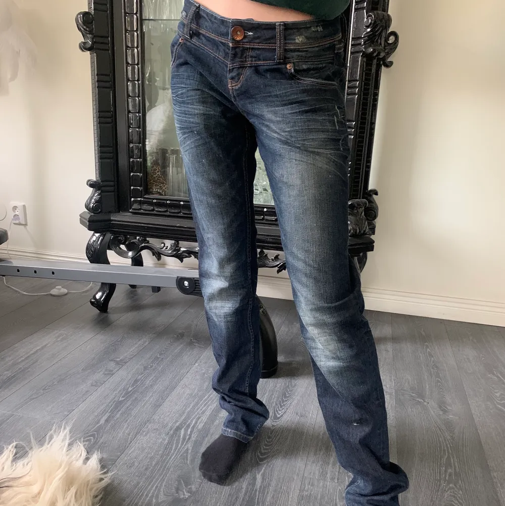 Lågmidjade sååå fina jeans, modellen är 168. Jeans & Byxor.