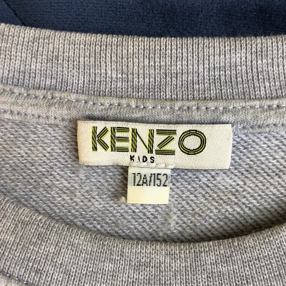 Grå kenzotröja köpt från barnavdelningen i NK. Har även kvitto. Säljer tröjan eftersom den är för liten för mig. Tröjan är i väldigt bra skick. Skriv till mig vid intresse🤍✨. Tröjor & Koftor.