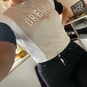 En trefärgad oregan t-shirt  - En svart vit och beige t-shirt 