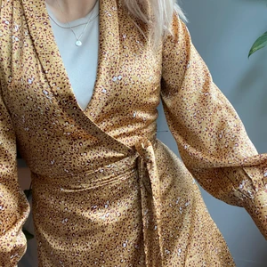 Superfin omlottklänning 🐆 - Den här är så fin! Säljer då den är lite för liten för mig. Omlott med snöre i midjan. Slutar strax ovanför knät. Helt oanvänd! Köparen står för frakten ✨