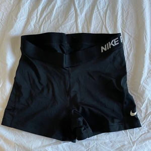 Adidas korta träningstights - Svarta korta träningstights från Nike. Knappt använda, små i storleken. Frakt tillkommer 