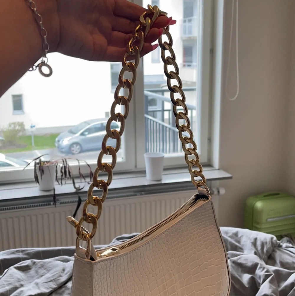 Säljer min vita handväska som har guld kedjeband. Aldrig använd då den inte passade min stil men annars super snygg😍. Väskor.